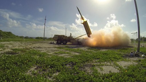 미군이 2015년 11월 1일 태평양 웨이크 섬에서 실시한 훈련에서 고고도미사일방어(THAAD·사드) 체계의 요격용 미사일을 발사하고 있다. 사진 출처 미국 국방부 미사일방어청(MDA) 홈페이지