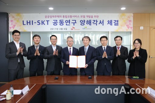 손경환 LH 토지주택연구원장(오른쪽 네번째)과 육태선 SKT 신사업추진단장(오른쪽 다섯번째)이 6일 진주혁신도시 소재 LH 본사에서 ‘통합교통서비스 분야 연구협력’ 양해각서(MOU)를 체결 후 기념촬영하고 있다. LH제공