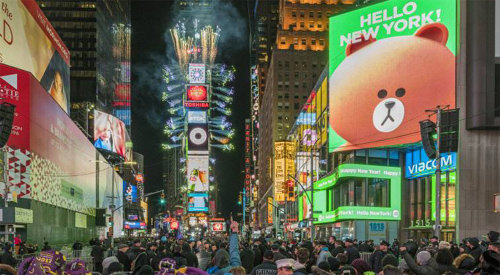 네이버 자회사인 라인프렌즈가 지난해 12월 31일 미국 뉴욕 타임스스퀘어 광장에서 옥외광고를 통해 자사 캐릭터를 알리고 있다. 라인프렌즈는 올 7월 타임스스퀘어에 정규 매장을 오픈할 예정이다. 라인프렌즈 제공