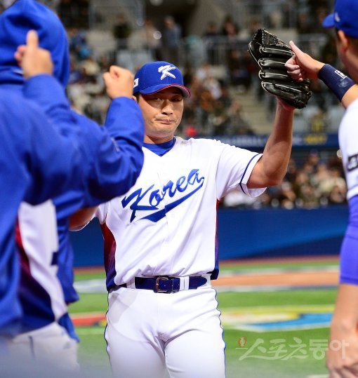 한국 WBC대표팀이 6일 고척스카이돔에서 '2017 월드베이스볼클래식(WBC)' 예선 1라운드 1차전 이스라엘과 경기를 가졌다. 8회초 2사 만루 상황에서 등판한 오승환이 이스라엘 버챔을 삼진 아웃시킨 후 더그아웃에서 하이파이브 하고 있다. 고척 | 김종원기자 won@donga.com