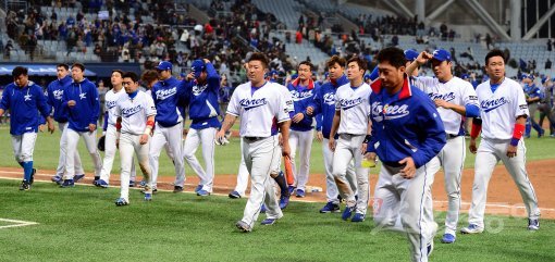 한국 WBC대표팀이 6일 고척스카이돔에서 ‘2017 월드베이스볼클래식(WBC)’ 예선 1라운드 1차전 이스라엘과 경기를 가졌다. 연장 10회까지 가는 접전 끝에 1-2로 패한 한국 선수들이 아쉬워하고 있다. 고척 | 김종원기자 won@donga.com