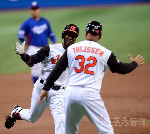 한국 WBC대표팀이 7일 고척스카이돔에서 ‘2017 월드베이스볼클래식(WBC)’ 예선 1라운드 2차전 네덜란드와 경기를 가졌다. 
1회말 무사 1루 네덜란드 프로파르가 우월 투런 홈런을 날리고 그라운드를 돌며 하이파이브 하고 있다. 고척 | 김종원기자 won@donga.com