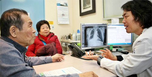 인하대병원 흉부외과 김영삼 교수(오른쪽)가 폐암 수술을 받은 김만석 씨에게 수술 경과에 대해 설명하고 있다. 인하대병원 제공