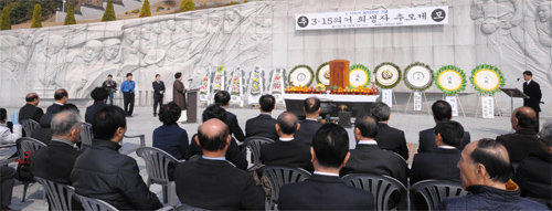 지난해 3월 14일 3·15민주묘지 참배단에서 열린 제56주년 기념 희생자 추모제. 3·15의거기념사업회 제공