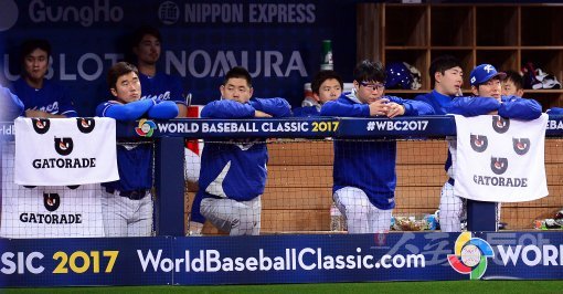 한국 WBC대표팀이 7일 고척스카이돔에서 ‘2017 월드베이스볼클래식(WBC)‘ 예선 1라운드 2차전 네덜란드와 경기를 가졌다. 더그아웃. 고척 | 김종원기자 won@donga.com