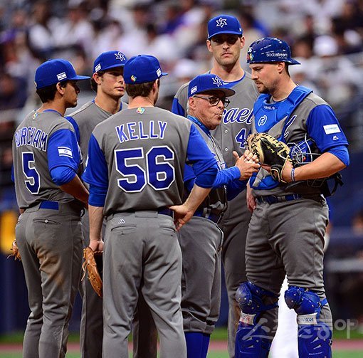7일 고척스카이돔에서 ‘2017 월드베이스볼클래식(WBC)‘ 예선 1라운드 이스라엘과 대만 경기가 열렸다. 이스라엘 제리 웨인스타인 감독이 투수 교체를 하고 있다. 고척 | 김종원기자 won@donga.com