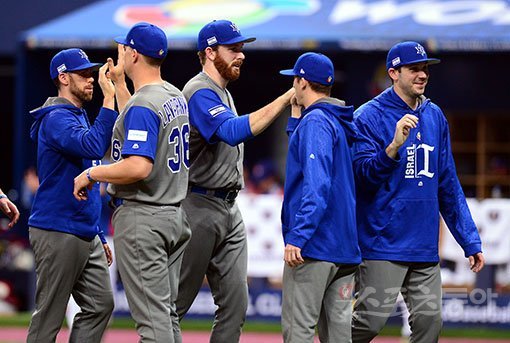 7일 고척스카이돔에서 ‘2017 월드베이스볼클래식(WBC)‘ 예선 1라운드 이스라엘과 대만 경기가 열렸다. 이스라엘이 15-7 승리를 거둔 후 하이파이브 하고 있다. 고척 | 김종원기자 won@donga.com