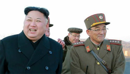 김정은 북한 노동당 위원장(왼쪽)이 6일 평북 동창리 일대에서 김락겸 전략군 사령관(오른쪽) 등과 탄도미사일 발사 현장을 시찰하고 있다. 사진 출처 노동신문