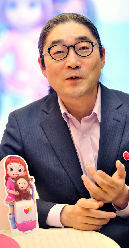 ‘레인보우 루비’를 제작한 신동식 CJ E&M 애니메이션 본부장. 왼쪽 앞에 있는 것이 그가 탄생시킨 레인보우 루비 캐릭터다. CJ E&M 제공