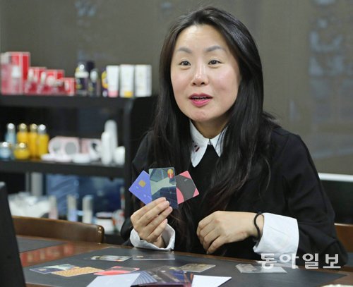 박혜린 바이오스마트 회장이 새로운 디자인과 재질, 인쇄 기술로 만든 신용카드에 대해 설명하고있다. 박경모 기자 momo@donga.com