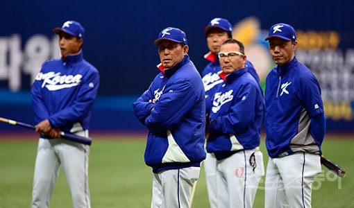 안방에서 2연패를 당한 한국이 이제 9일 대만과 1라운드 최종전만을 남겨놓고 있다. 2라운드 진출여부와 관계없이 대만전이 중요한 이유는 다음 대회 본선진출권 때문이다. 8일 고척돔에서 마지막 훈련을 지휘하고 있는 코칭스태프. 고척 ｜ 김종원 기자 won@donga.com