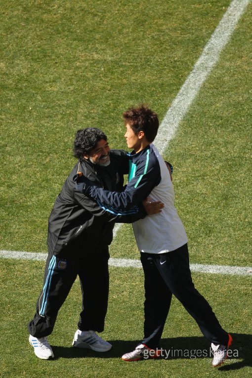 2010 남아공 월드컵 아르헨티나 감독시절 마라도나와 박지성(오른쪽). 사진=ⓒGettyimages이매진스