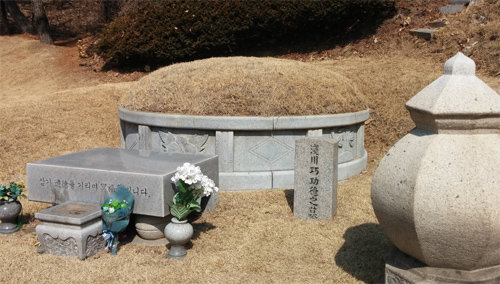 서울 망우역사문화공원(옛 망우묘지공원)에 있는 아사카와 다쿠미의 무덤.