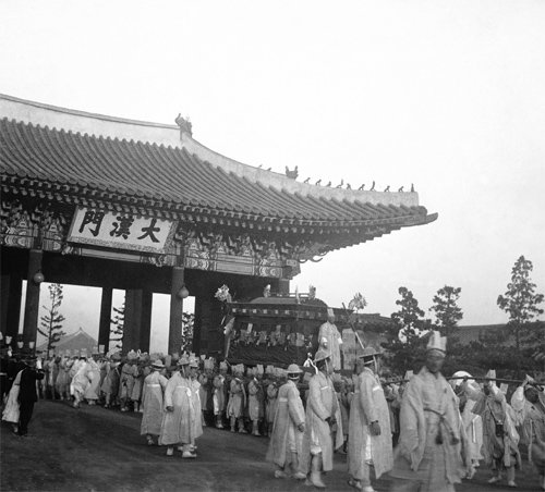 1919년 3월 3일 고종의 시신을 모신 국장 행렬이 경운궁(현 덕수궁)을 나서고 있다. 서울역사박물관 제공
