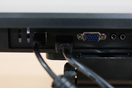 마이리플 IPS14-TMON에 USB와 영상단자가 연결되어야 터치 기능을 쓸 수 있다.(출처=IT동아)