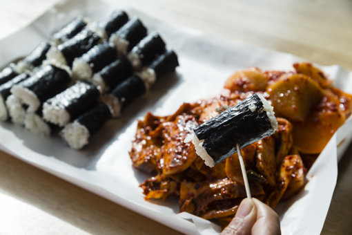 이제는 거의 전국구 주전부리가 된 통영의 향토 별미 충무김밥. 사진제공 ｜ 한국관광공사