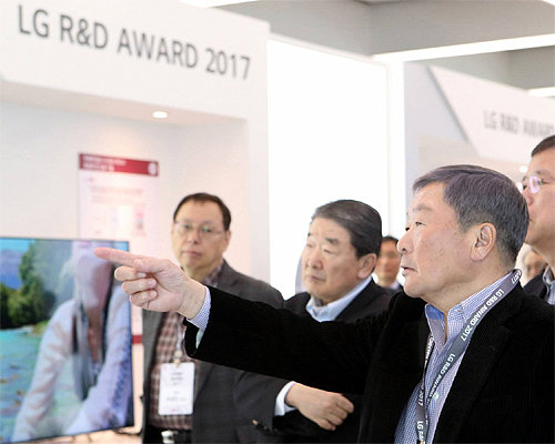 서울 서초구 LG전자 서초 R&D캠퍼스에서 8일 열린 ‘연구개발 성과 보고회’에서 구본무 LG그룹 회장(오른쪽)이 연구 성과를 점검하고 있다. LG그룹 제공