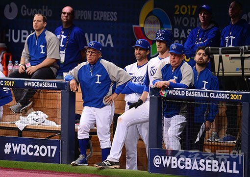 9일 고척스카이돔에서 ‘2017 월드베이스볼클래식(WBC)‘ 예선 1라운드 3차전 네덜란드와 이스라엘 경기가 열렸다. 이스라엘 제리 웨인스타인 감독이 경기를 바라보고 있다. 고척 | 김종원기자 won@donga.com