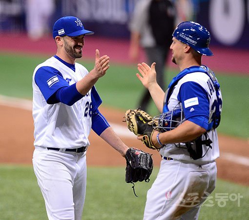 9일 고척스카이돔에서 ‘2017 월드베이스볼클래식(WBC)‘ 예선 1라운드 3차전 네덜란드와 이스라엘 경기가 열렸다. 이스라엘 조시 자이드가 4-2 승리를 거둔 후 하이파이브 하고 있다. 고척 | 김종원기자 won@donga.com