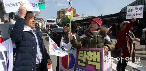 헌재앞 ‘탄핵 찬반’ 밤샘집회… 경찰 “폭력땐 엄정 대처”