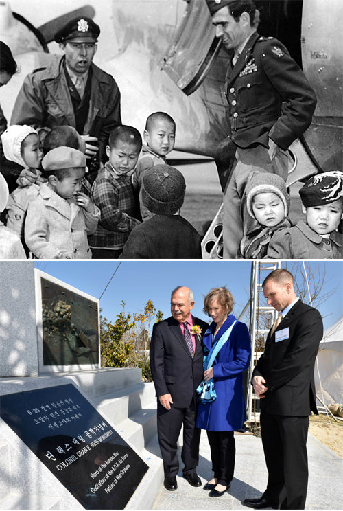 딘 헤스 미 공군 대령의 장남 래리 씨(왼쪽) 등 유가족들이 제주항공우주박물관에 설립된 헤스 대령 공적기념비를 바라보고 있다(두번째 사진). 첫번째 사진은 1951년 제주를 방문한 헤스 대령(오른쪽)이 한국보육원 인근 제주기지를 찾아온 전쟁고아들을 돌보는 모습. 공군 제공