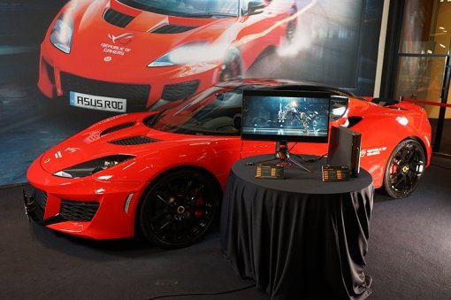 에이수스 PG258Q와 로터스 에보라 400이 함께 전시되어 있다.(출처=게임동아)