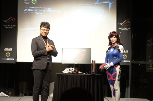 강인석 에이수스 코리아 이사(좌)와 코스튬플레이어 마카(우)가 함께 PG258Q를 공개했다.(출처=게임동아)