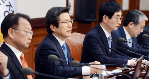 황교안 대통령 권한대행(왼쪽에서 두 번째)이 10일 헌법재판소의 박근혜 대통령 탄핵 인용 결정 이후 정부서울청사에서 임시 국무회의를 주재하고 있다. 청와대사진기자단