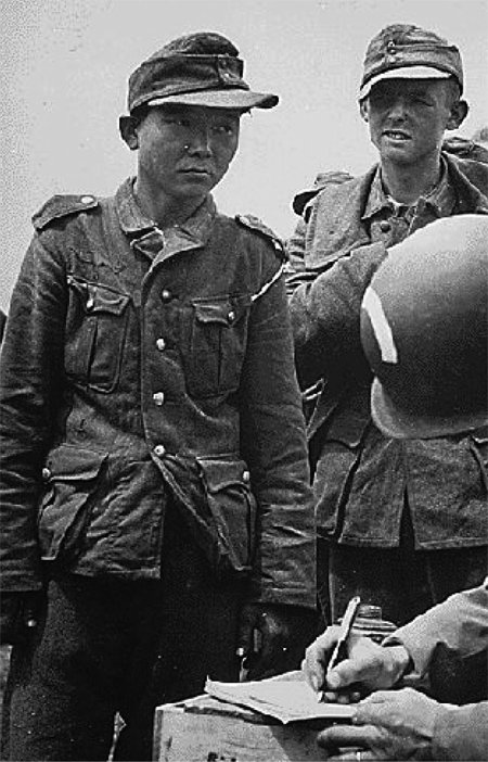 1944년 6월 프랑스 노르망디에 상륙한 미군 공수부대에 투항한 한국인 양경종(왼쪽). 18세 때 일본군에 강제 징집됐다가 차례로 소련군과 독일군의 포로로 붙잡힌 그의 서글픈 삶에 대한 이야기가 이 책의 머리말이다. 글항아리 제공