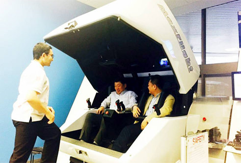 항공기 조종 시뮬레이션 체험 경북도 글로벌협력추진단 관계자들이 캐나다 토론토 라이어슨대에
서 항공기 조종 시뮬레이션을 체험하고 있다. 영천시 제공