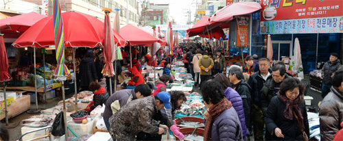 문화관광형 특화시장으로 육성되는 기장시장의 활기찬 모습. 기장군 제공