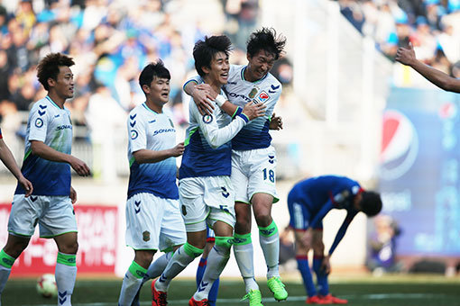 전북현대 이재성(왼쪽 3번째)이 11일 수원월드컵경기장에서 벌어진 수원삼성과의 원정경기 전반 42분 2-0으로 달아나는 추가골을 터트린 뒤 동료들의 축하를 받고 있다. 사진제공 ｜ 한국프로축구연맹