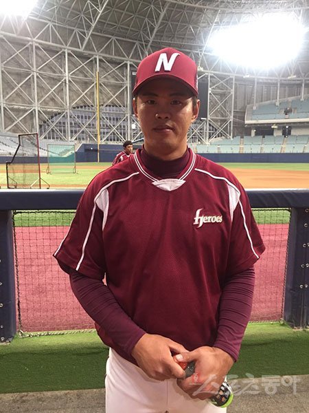 넥센 외야수 허정협이 12일 고척스카이돔에서 팀 훈련을 마친 뒤 포즈를 취하고 있다. 고척｜강산 기자 posterboy@donga.com