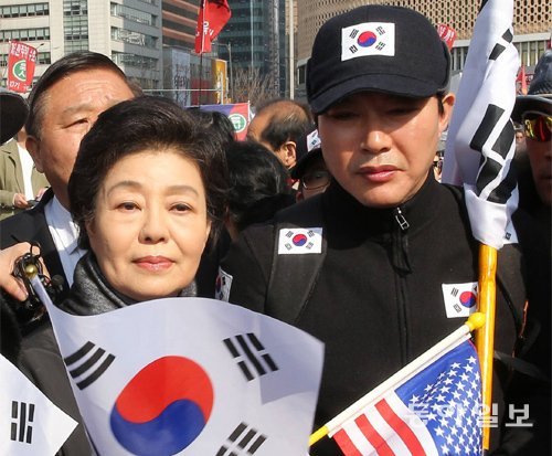 박근령 “정치적 타살” 집회서 눈물