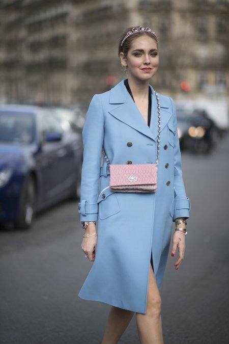 파스텔톤 하늘색 봄코트에 핑크색 가방으로 봄 분위기를 한껏 낸 소셜미디어 스타 키아라 페라그니. 게티이미지 제공