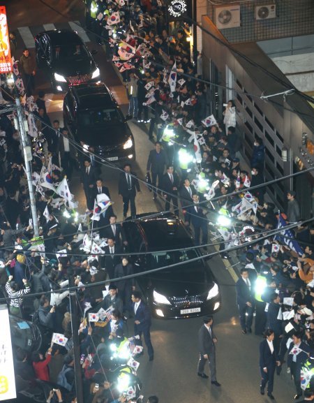 지지자들이 도열한 서울 삼성동 사저로 들어서는 박 전 대통령 차량