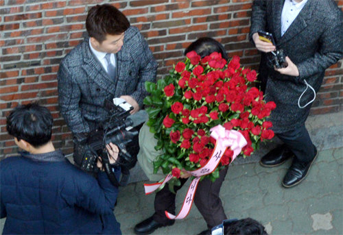 장미꽃 들고 찾아왔지만… 13일 서울 강남구 사저 앞에서 한 지지자가 박근혜 전 대통령에게 장미 100송이를 전달하려다 돌아가고 있다. 사진공동취재단