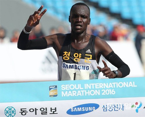 윌슨 로야나에 에루페가 지난해 서울국제마라톤 겸 제87회 동아마라톤대회에서 자신의 최고이자 국내 대회 역대 최고인 2시간5분13초의 기록으로 골인하고 있다. 동아일보DB