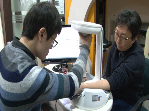 한국한의학연구원에서 개발한 맥진기를 직접 체험해보는 기자. 아직은 초기 단계다.