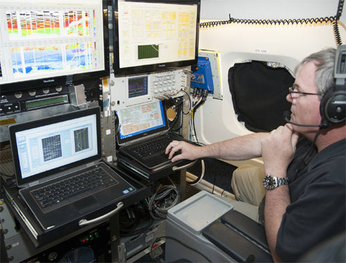 미국항공우주국 연구원이 연구용 항공기에서 대기 질을 측정하고 있다. ⓒNASA