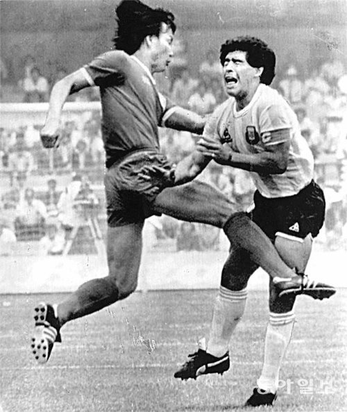 한국의 허정무(왼쪽)가 1986년 멕시코 월드컵 조별리그에서 아르헨티나의
‘축구영웅’ 디에고 마라도나와 몸싸움을 벌이다가 허벅지를 걷어차는 듯이 보이는 장면. 당시 외신에서는 ‘태권도 축구, 한국’이라고 비꼬았다.동아일보DB