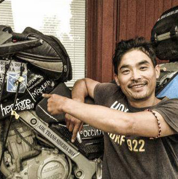 5월 14일 모터바이크를 타고 유라시아 횡단 길에 오르는 김현국 세계탐험문화연구소장. 김현국 세계탐험문화연구소장 제공