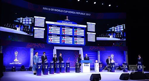 15일 수원SK아트리움에서열린 국제축구연맹(FIFA) U-20 월드컵코리아 2017 조추첨에서 진행되고 있다. 수원 | 김종원 기자 won@donga.com