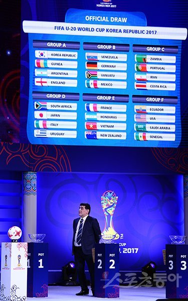 15일 수원SK아트리움에서열린 국제축구연맹(FIFA) U-20 월드컵코리아 2017 조추첨에서 마라도나가 인터뷰를 하고 있다. 수원 | 김종원기자 won@donga.com