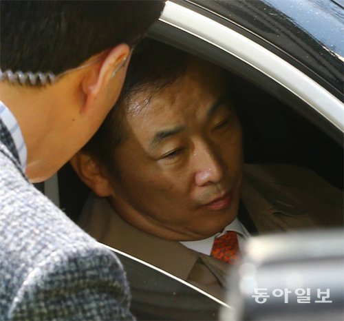 15일 오후 유영하 변호사가 차를 타고 서울 강남구 삼성동 박근혜 전 대통령 자택으로 들어가고 있다. 원대연 기자 yeon72@donga.com