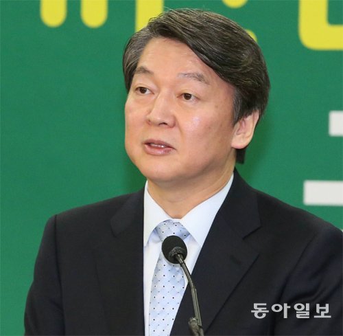 국민의당 안철수 전 대표가 15일 국회 의원회관에서 정치개혁 공약을 발표하고 있다. 안 전 대표는 “세종시를 행정수도로 명시하고 청와대와 국회를 모두 이전하겠다”고 밝혔다. 김재명 기자 base@donga.com