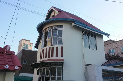 1929년 건축됐으나 재개발 과정에서 2014년 근처 다른 곳으로 옮겨진 대전 중구 대흥동 뾰족집.