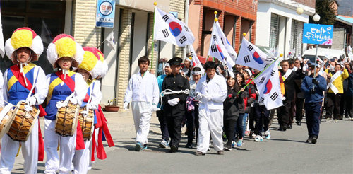 15일 전북 임실군 청웅면에서 열린 3·15만세운동 기념행사의 참석자들이 태극기를 들고 당시 만세운동을 재현하고 있다. 임실군 제공