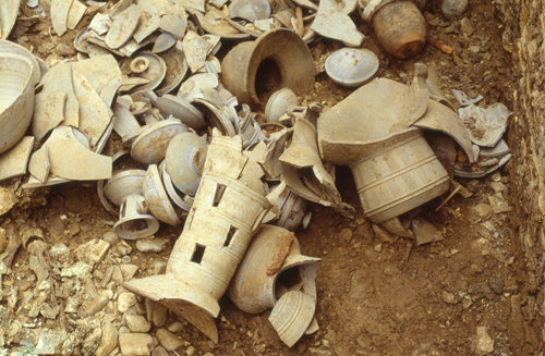 조영EⅡ-2호 무덤 주곽 안에 쌓여있는 토기 부장품들