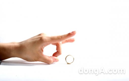 미혼남녀 10명중 3명은 결혼할 생각이 없으며, 이중 절반 정도는 ‘비혼 선언’을 할 의향이 있는 것으로 나타났다. 사진=동아일보 DB